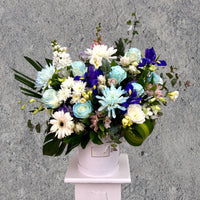 blue and white roses and chrysanthemum hatbox