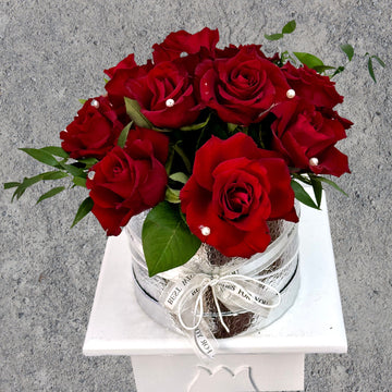 red roses in hatbox