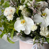 hatbox-orchid-flowers-arrangement